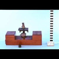 Voorwerpen\7300\7319.jpg; V07319; ; Prepareermicroscoop met kistSpecimen microscope with box